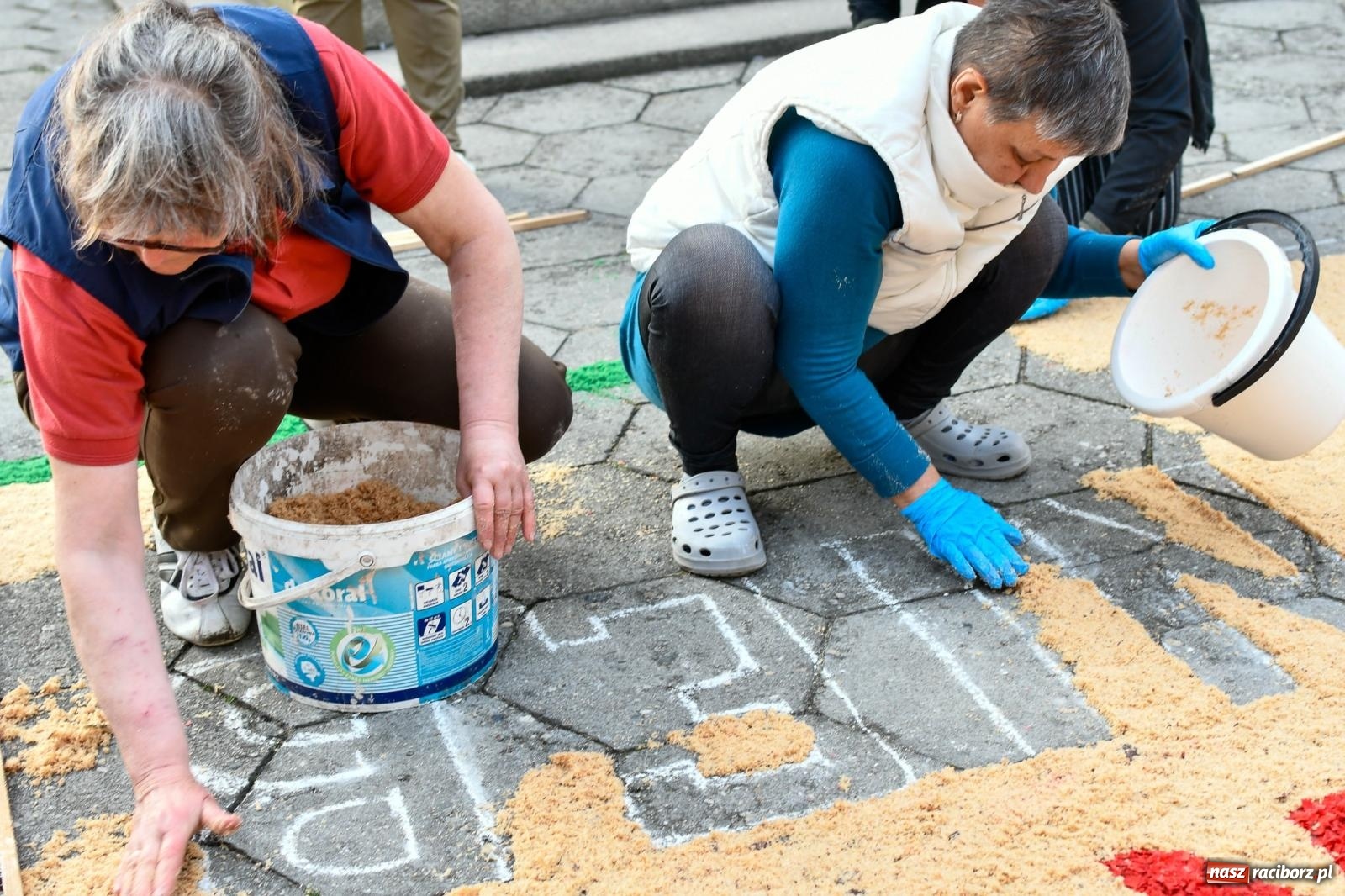 Zdjęcie w galerii na portalu naszraciborz.pl: Śródmieście, Ostróg i Płonia. Wierni od rana stroili ulice [FOTO i WIDEO] wiadomości z regionu