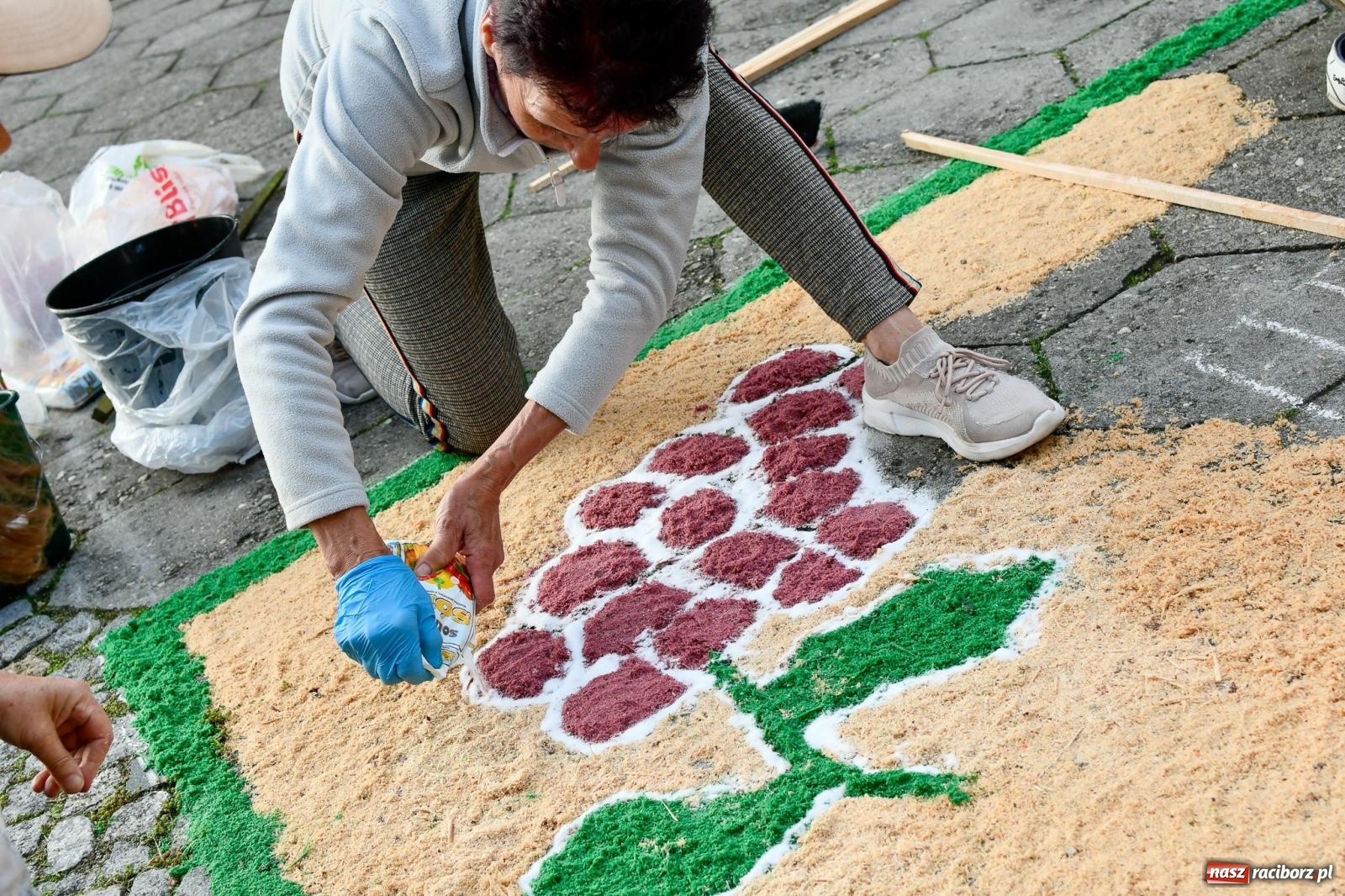 Zdjęcie w galerii na portalu naszraciborz.pl: Śródmieście, Ostróg i Płonia. Wierni od rana stroili ulice [FOTO i WIDEO] wiadomości z regionu