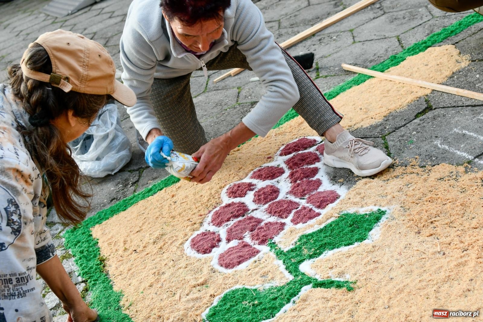 Zdjęcie w galerii na portalu naszraciborz.pl: Śródmieście, Ostróg i Płonia. Wierni od rana stroili ulice [FOTO i WIDEO] wiadomości z regionu