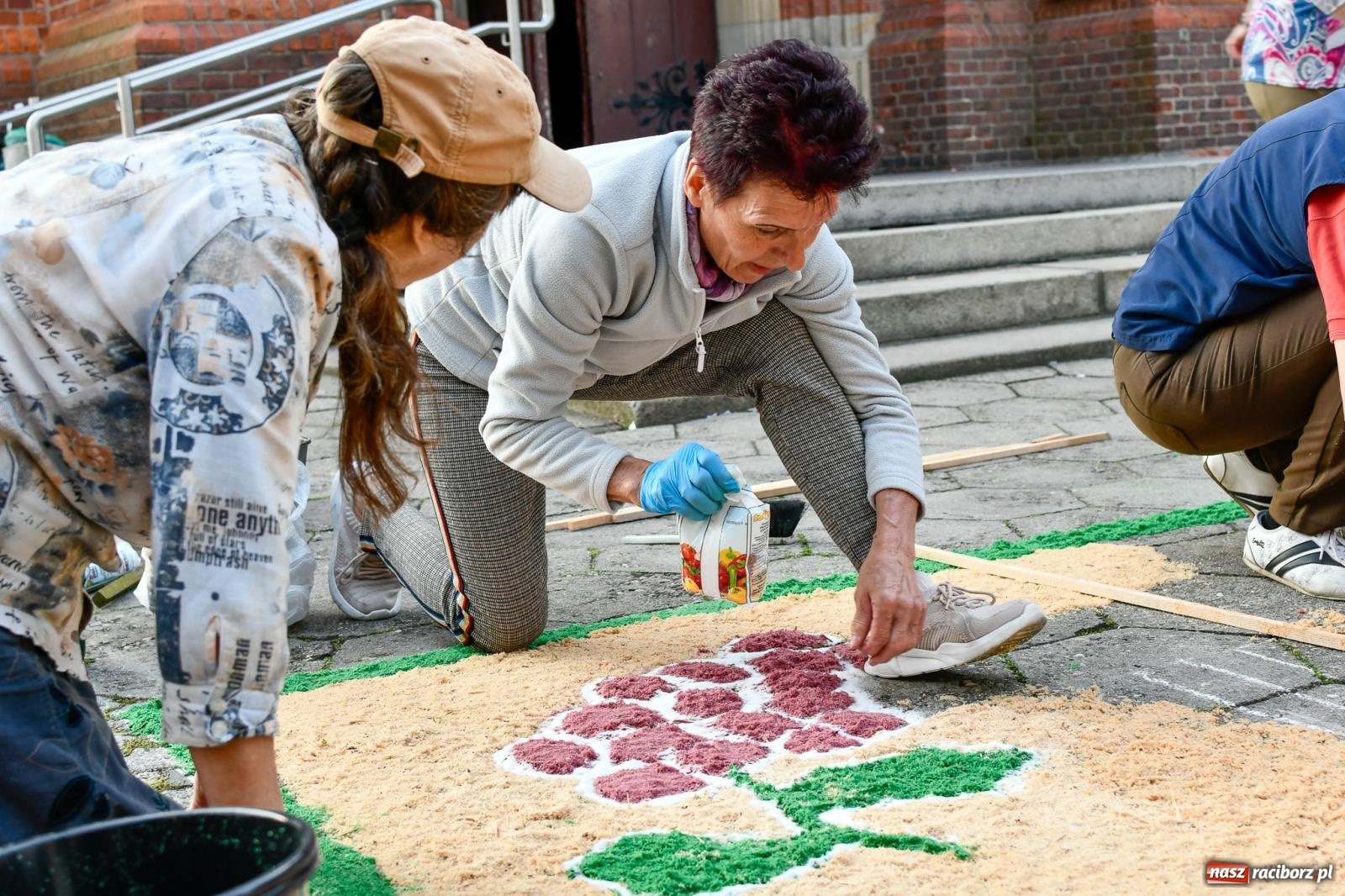 Zdjęcie w galerii na portalu naszraciborz.pl: Śródmieście, Ostróg i Płonia. Wierni od rana stroili ulice [FOTO i WIDEO] wiadomości z regionu