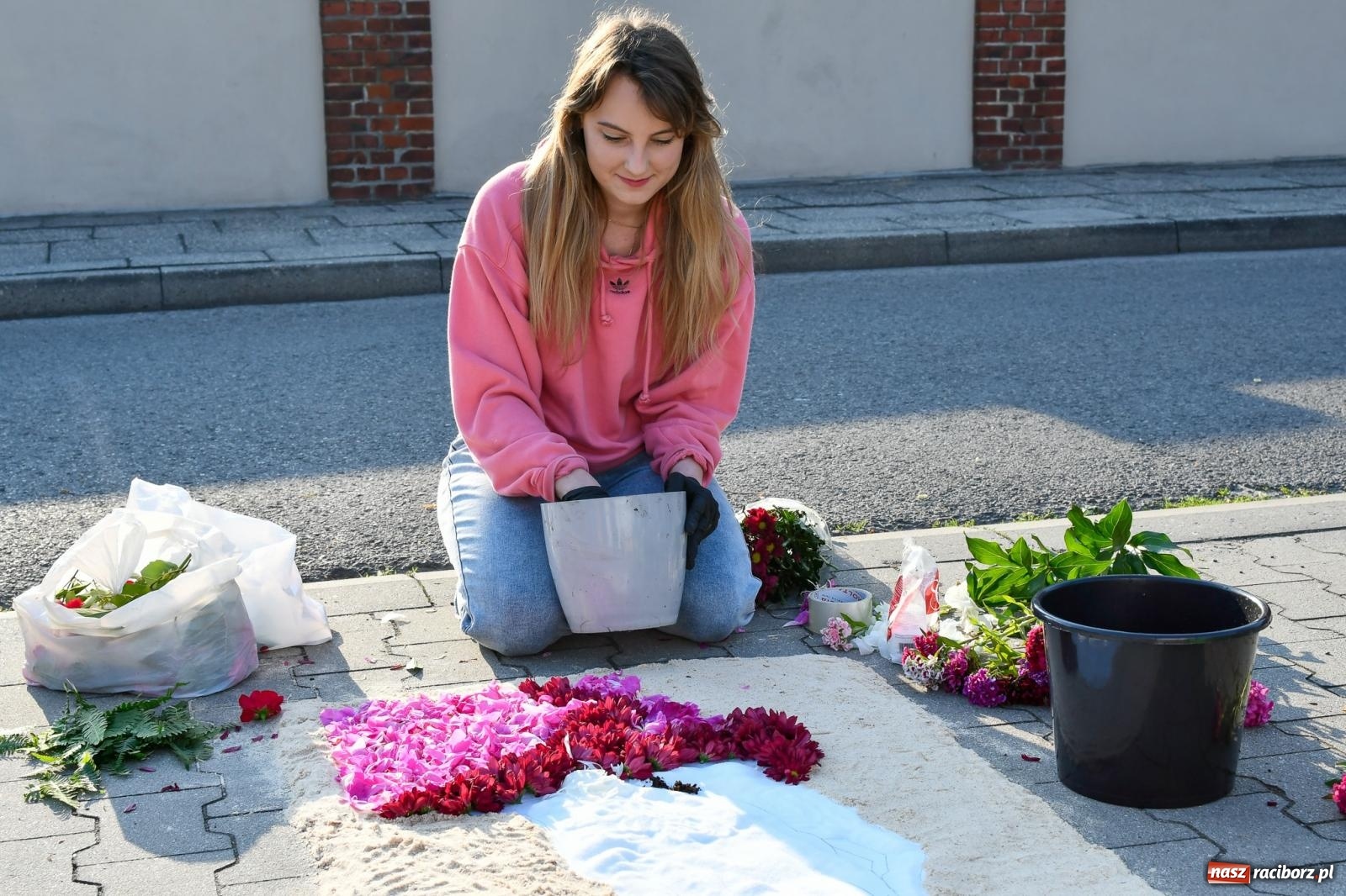 Zdjęcie w galerii na portalu naszraciborz.pl: Śródmieście, Ostróg i Płonia. Wierni od rana stroili ulice [FOTO i WIDEO] wiadomości z regionu