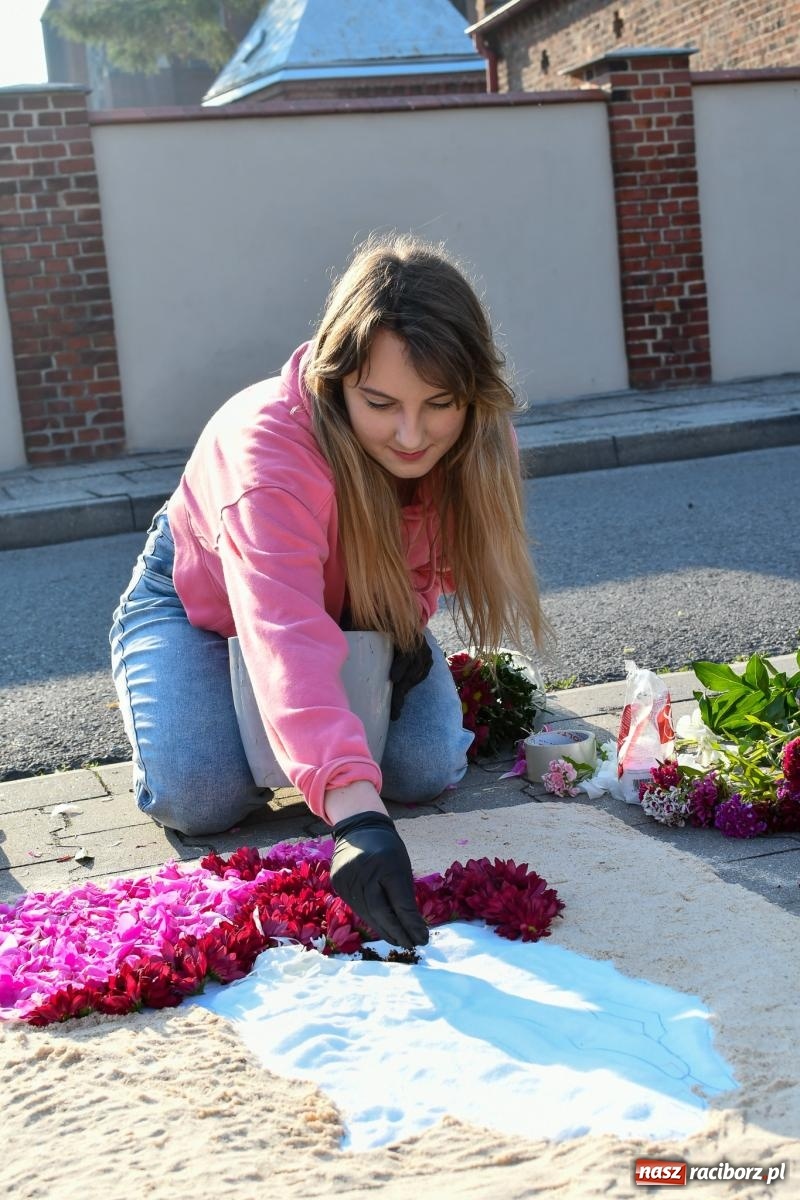 Zdjęcie w galerii na portalu naszraciborz.pl: Śródmieście, Ostróg i Płonia. Wierni od rana stroili ulice [FOTO i WIDEO] wiadomości z regionu