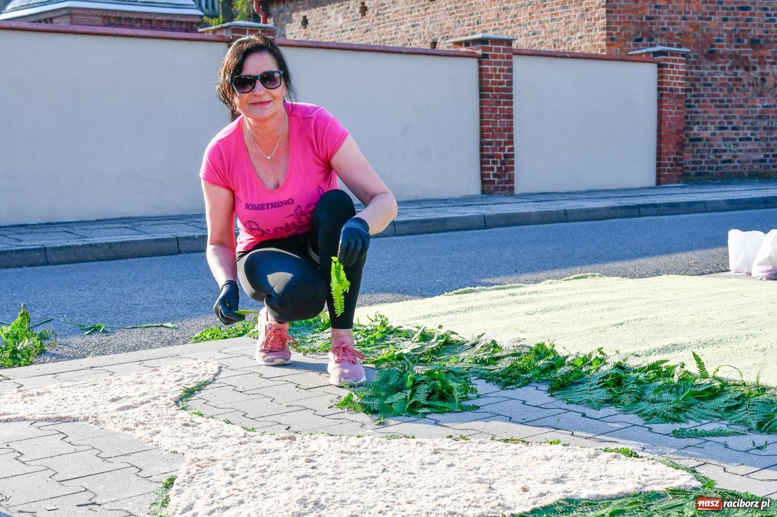 Zdjęcie w galerii na portalu naszraciborz.pl: Śródmieście, Ostróg i Płonia. Wierni od rana stroili ulice [FOTO i WIDEO] wiadomości z regionu