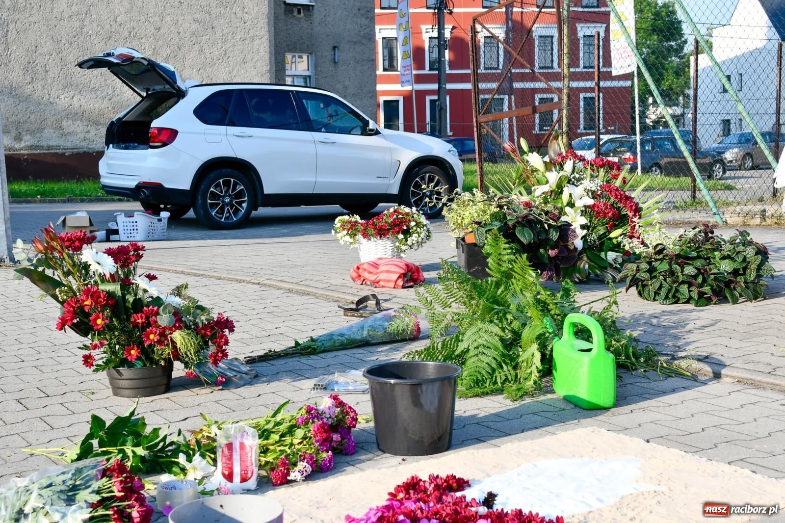 Zdjęcie w galerii na portalu naszraciborz.pl: Śródmieście, Ostróg i Płonia. Wierni od rana stroili ulice [FOTO i WIDEO] wiadomości z regionu