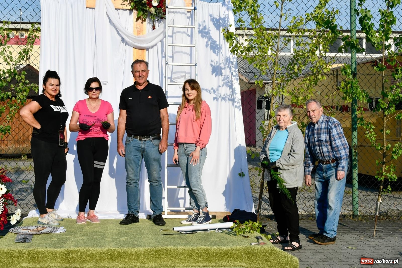 Zdjęcie w galerii na portalu naszraciborz.pl: Śródmieście, Ostróg i Płonia. Wierni od rana stroili ulice [FOTO i WIDEO] wiadomości z regionu