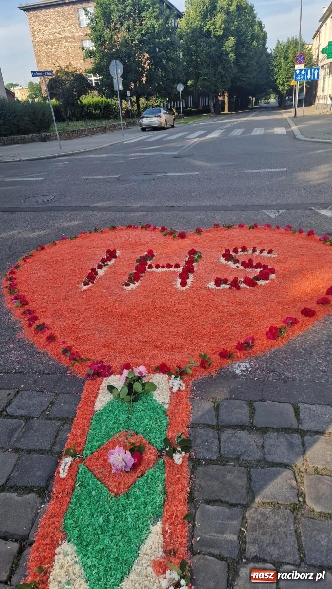 Zdjęcie w galerii na portalu naszraciborz.pl: Śródmieście, Ostróg i Płonia. Wierni od rana stroili ulice [FOTO i WIDEO] wiadomości z regionu