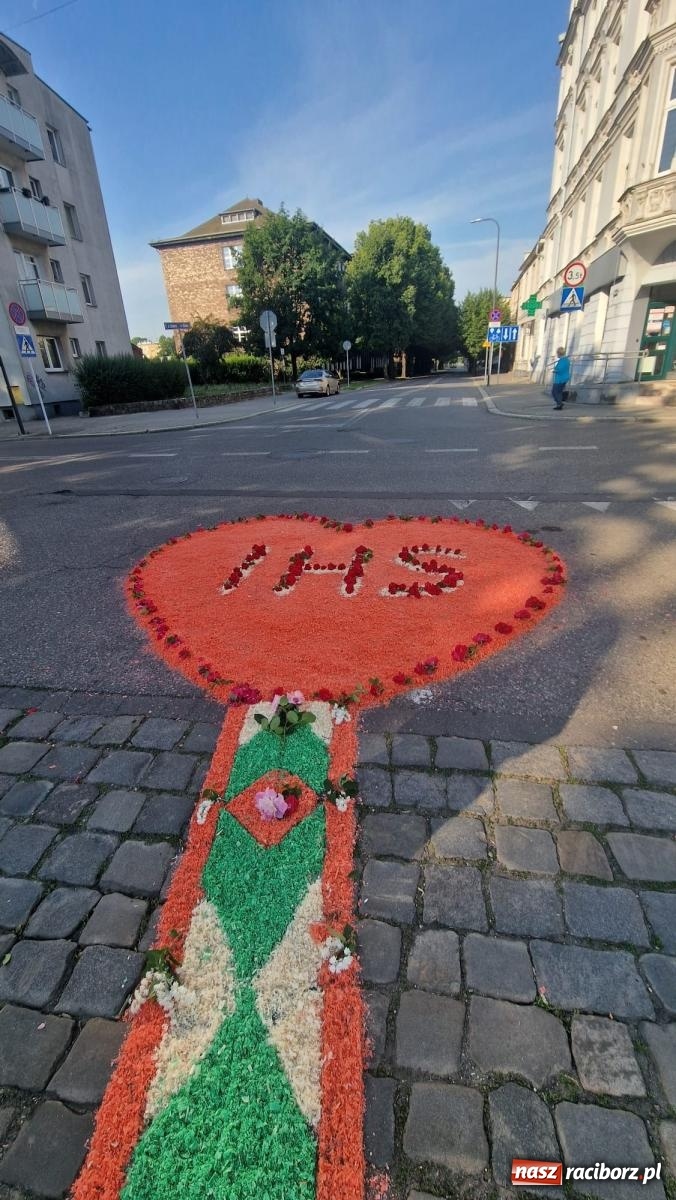 Zdjęcie w galerii na portalu naszraciborz.pl: Śródmieście, Ostróg i Płonia. Wierni od rana stroili ulice [FOTO i WIDEO] wiadomości z regionu