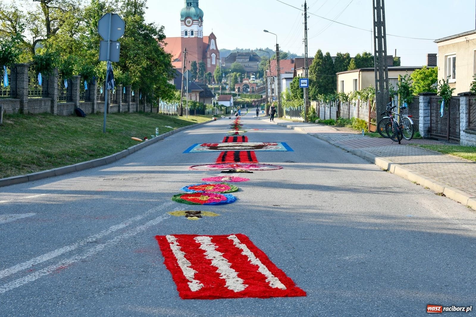 Zdjęcie w galerii na portalu naszraciborz.pl: W Brzeziu na Boże Ciało powstają prawdziwe dzieła sztuki [FOTO i WIDEO] wiadomości z regionu