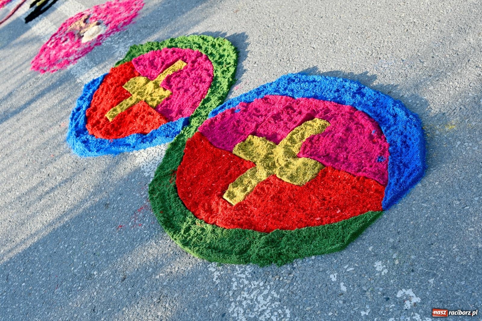 Zdjęcie w galerii na portalu naszraciborz.pl: W Brzeziu na Boże Ciało powstają prawdziwe dzieła sztuki [FOTO i WIDEO] wiadomości z regionu