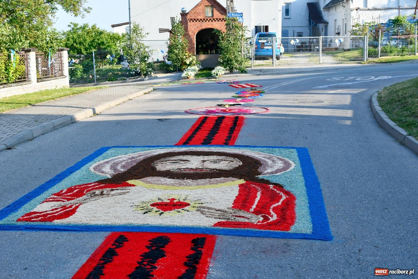 Zdjęcie w galerii na portalu naszraciborz.pl: W Brzeziu na Boże Ciało powstają prawdziwe dzieła sztuki [FOTO i WIDEO] wiadomości z regionu