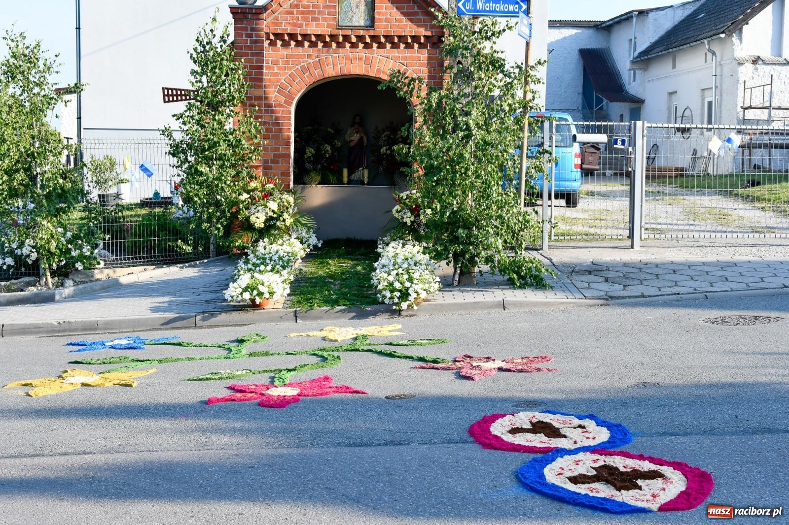 Zdjęcie w galerii na portalu naszraciborz.pl: W Brzeziu na Boże Ciało powstają prawdziwe dzieła sztuki [FOTO i WIDEO] wiadomości z regionu