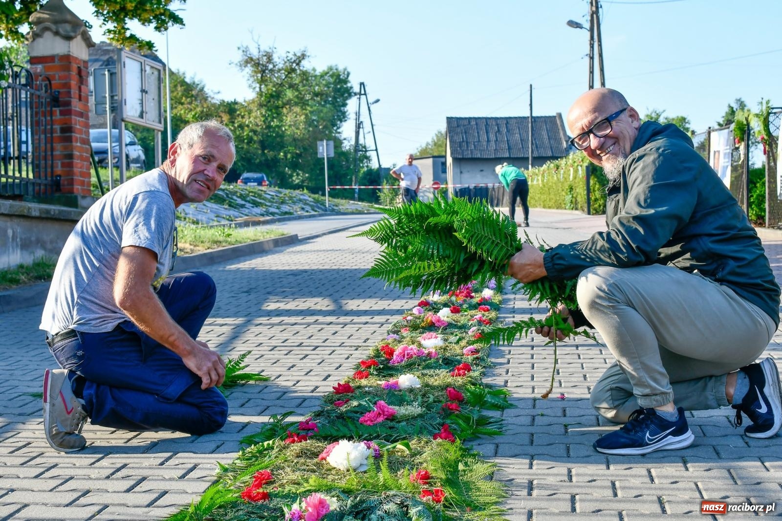 Zdjęcie w galerii na portalu naszraciborz.pl: W Brzeziu na Boże Ciało powstają prawdziwe dzieła sztuki [FOTO i WIDEO] wiadomości z regionu