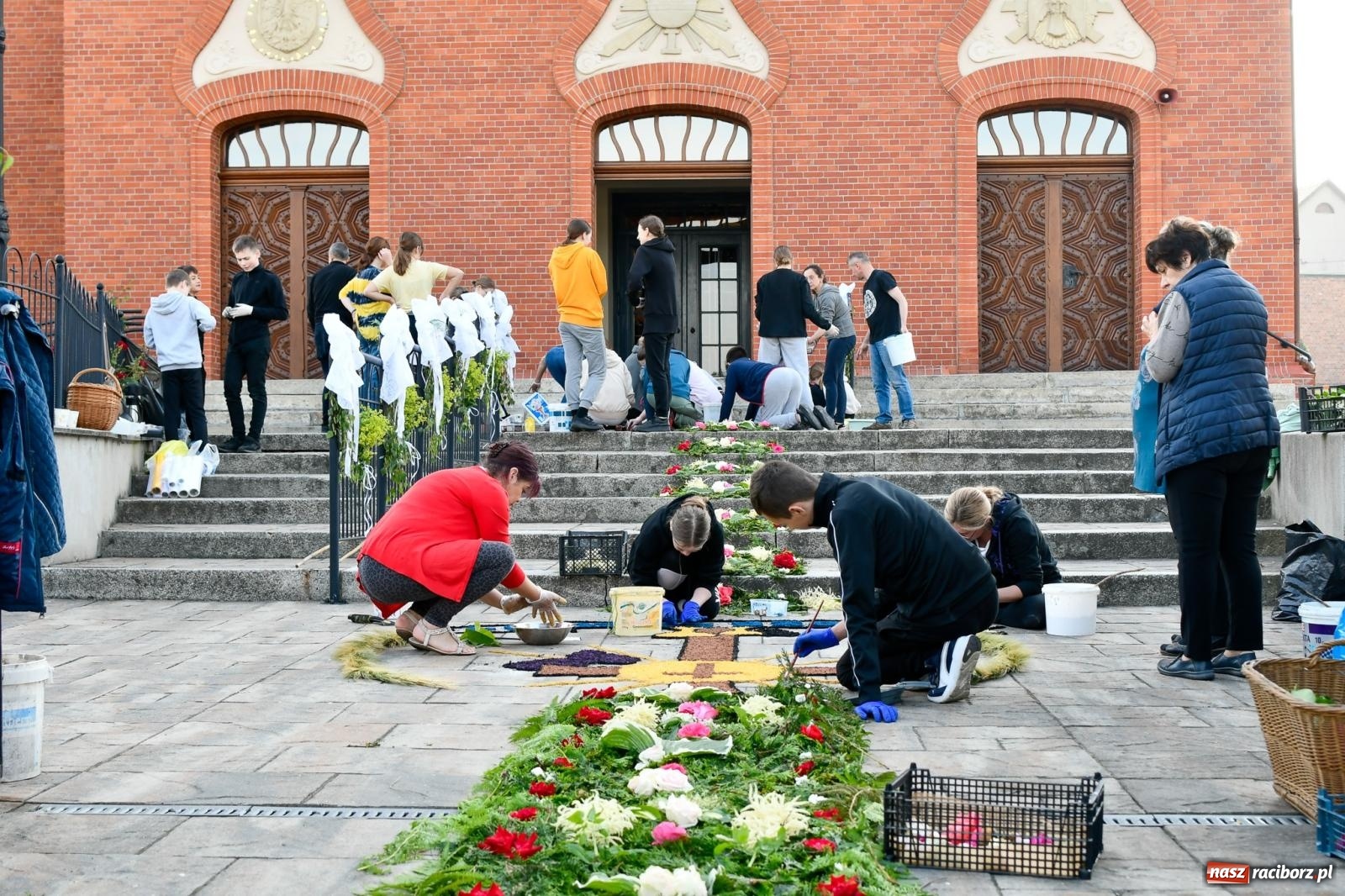 Zdjęcie w galerii na portalu naszraciborz.pl: W Brzeziu na Boże Ciało powstają prawdziwe dzieła sztuki [FOTO i WIDEO] wiadomości z regionu