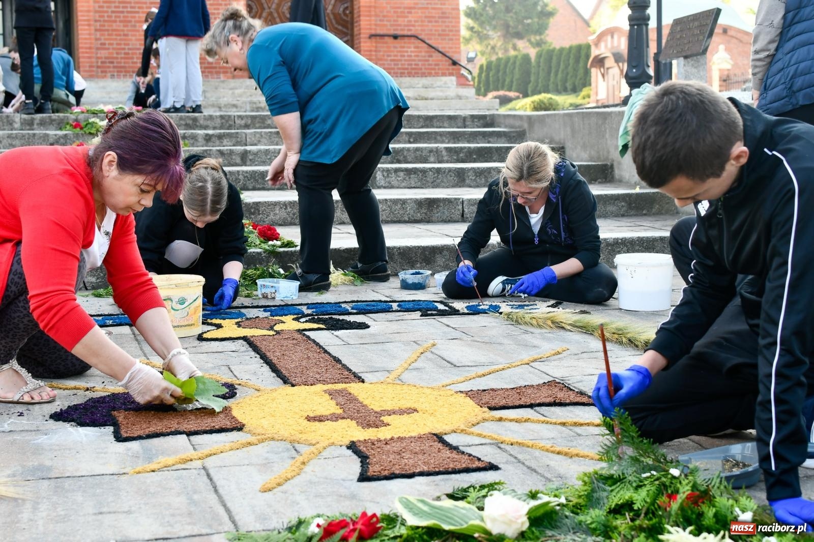 Zdjęcie w galerii na portalu naszraciborz.pl: W Brzeziu na Boże Ciało powstają prawdziwe dzieła sztuki [FOTO i WIDEO] wiadomości z regionu