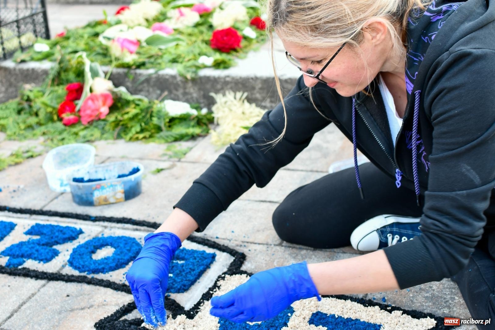 Zdjęcie w galerii na portalu naszraciborz.pl: W Brzeziu na Boże Ciało powstają prawdziwe dzieła sztuki [FOTO i WIDEO] wiadomości z regionu