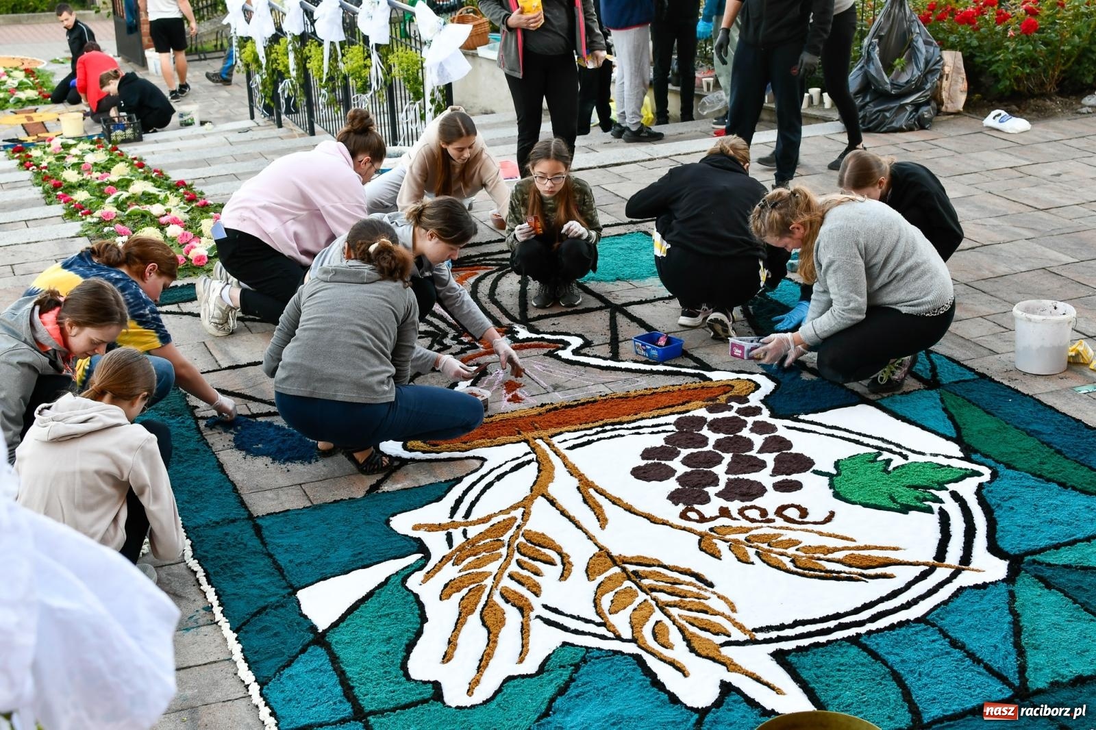 Zdjęcie w galerii na portalu naszraciborz.pl: W Brzeziu na Boże Ciało powstają prawdziwe dzieła sztuki [FOTO i WIDEO] wiadomości z regionu