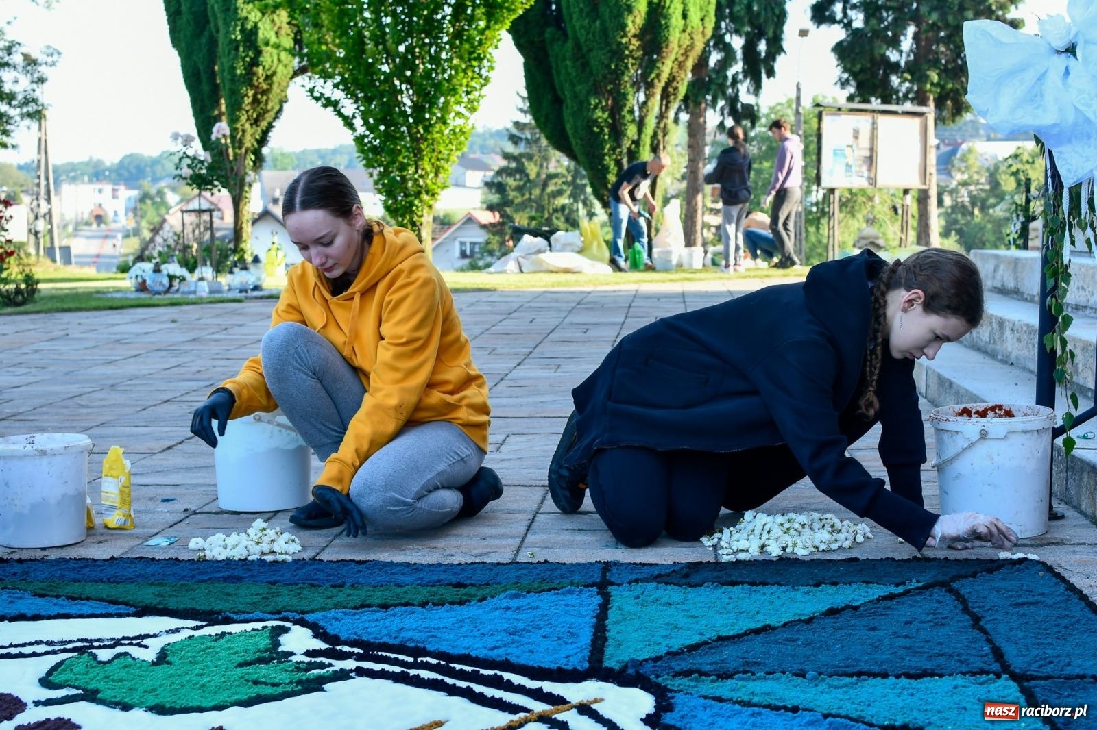 Zdjęcie w galerii na portalu naszraciborz.pl: W Brzeziu na Boże Ciało powstają prawdziwe dzieła sztuki [FOTO i WIDEO] wiadomości z regionu