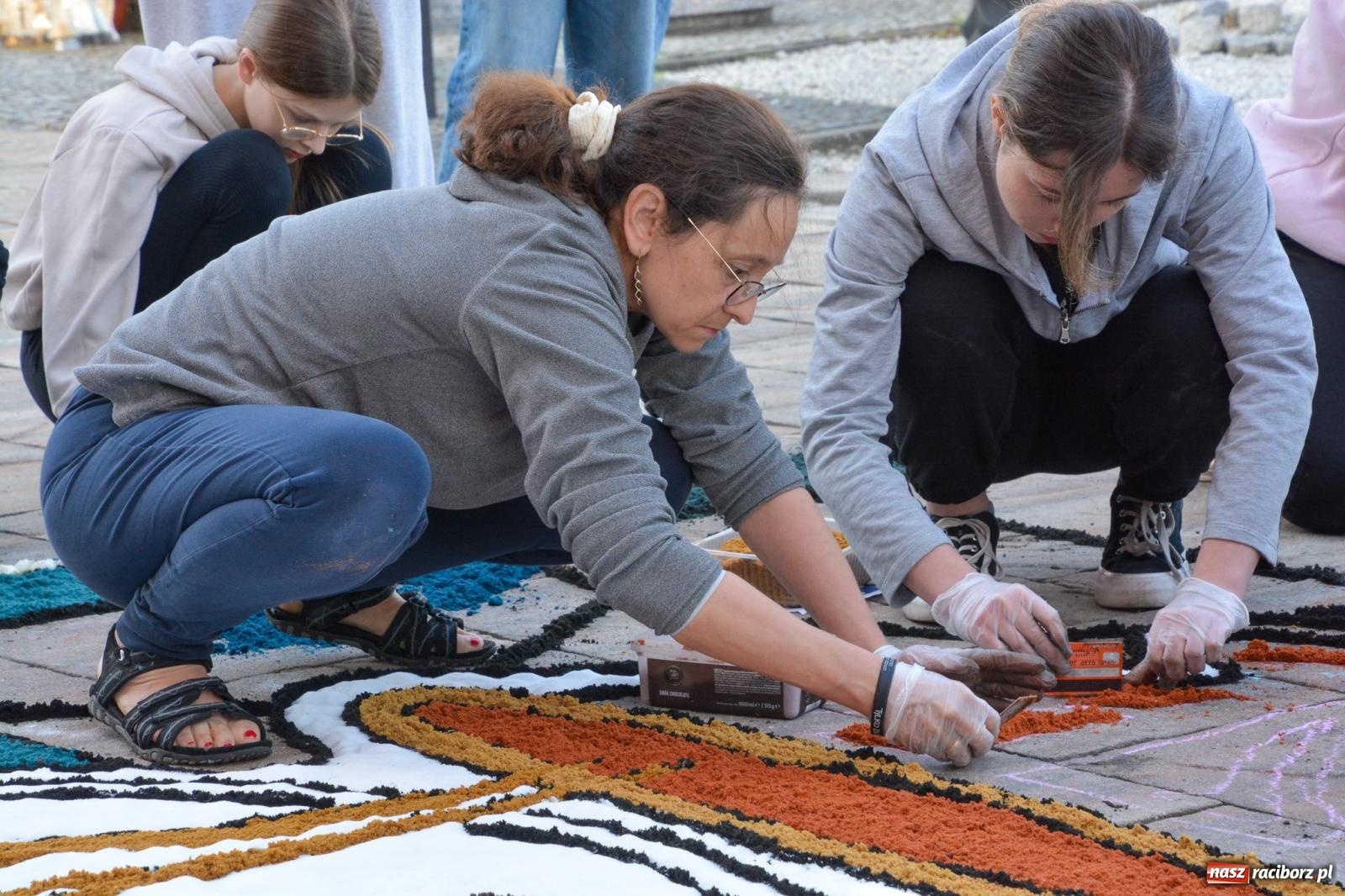 Zdjęcie w galerii na portalu naszraciborz.pl: W Brzeziu na Boże Ciało powstają prawdziwe dzieła sztuki [FOTO i WIDEO] wiadomości z regionu