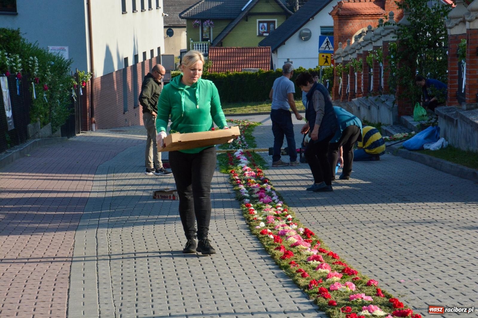 Zdjęcie w galerii na portalu naszraciborz.pl: W Brzeziu na Boże Ciało powstają prawdziwe dzieła sztuki [FOTO i WIDEO] wiadomości z regionu