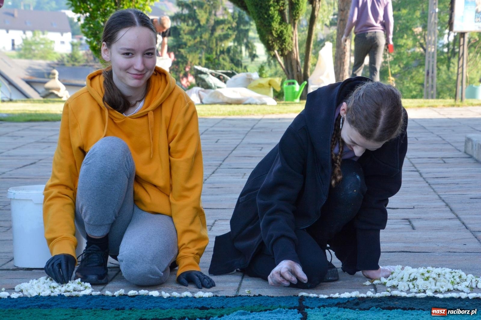 Zdjęcie w galerii na portalu naszraciborz.pl: W Brzeziu na Boże Ciało powstają prawdziwe dzieła sztuki [FOTO i WIDEO] wiadomości z regionu
