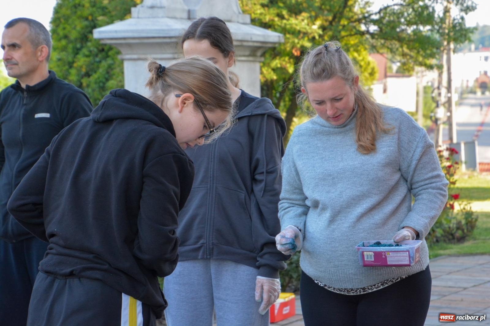 Zdjęcie w galerii na portalu naszraciborz.pl: W Brzeziu na Boże Ciało powstają prawdziwe dzieła sztuki [FOTO i WIDEO] wiadomości z regionu
