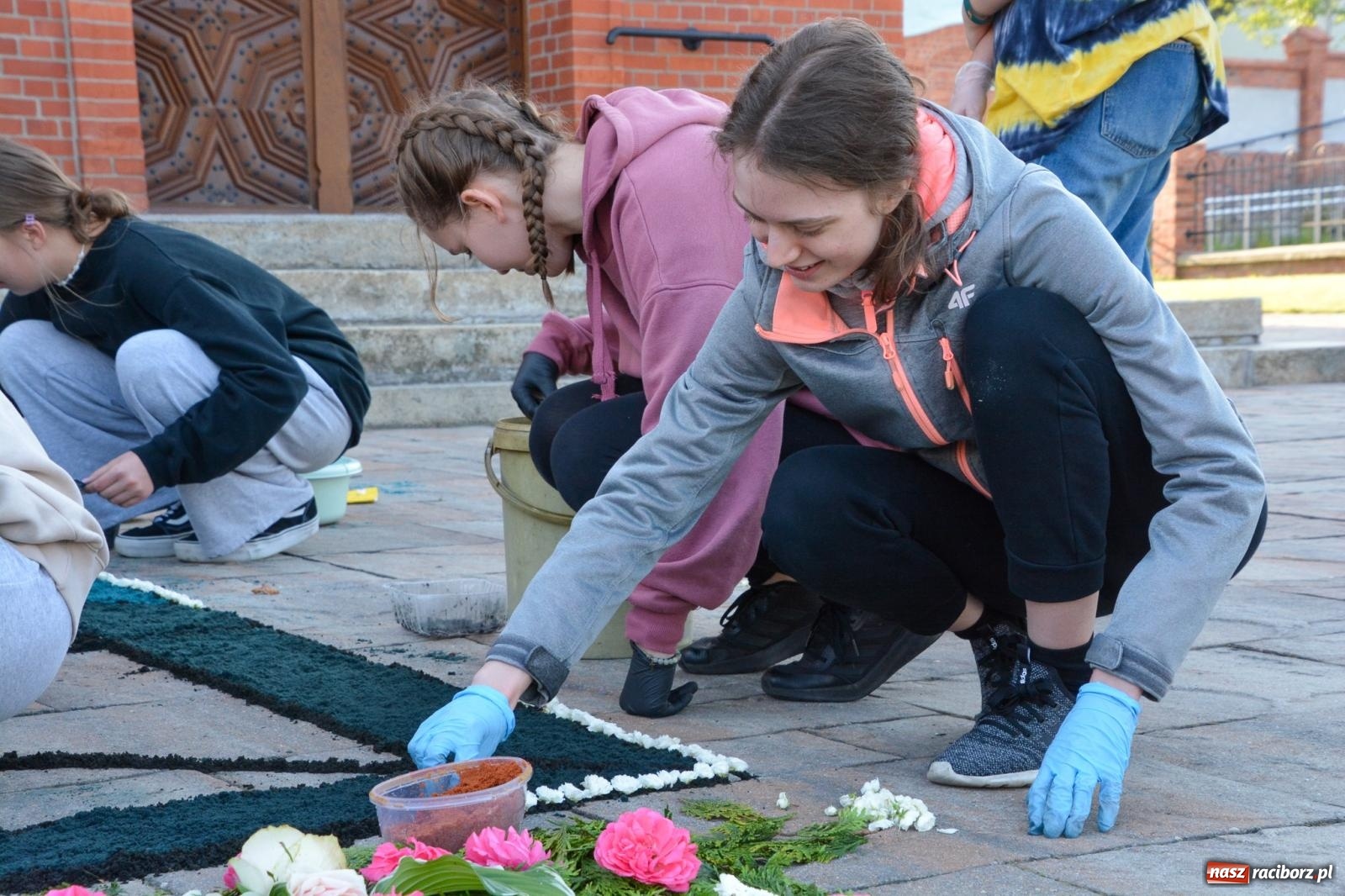 Zdjęcie w galerii na portalu naszraciborz.pl: W Brzeziu na Boże Ciało powstają prawdziwe dzieła sztuki [FOTO i WIDEO] wiadomości z regionu