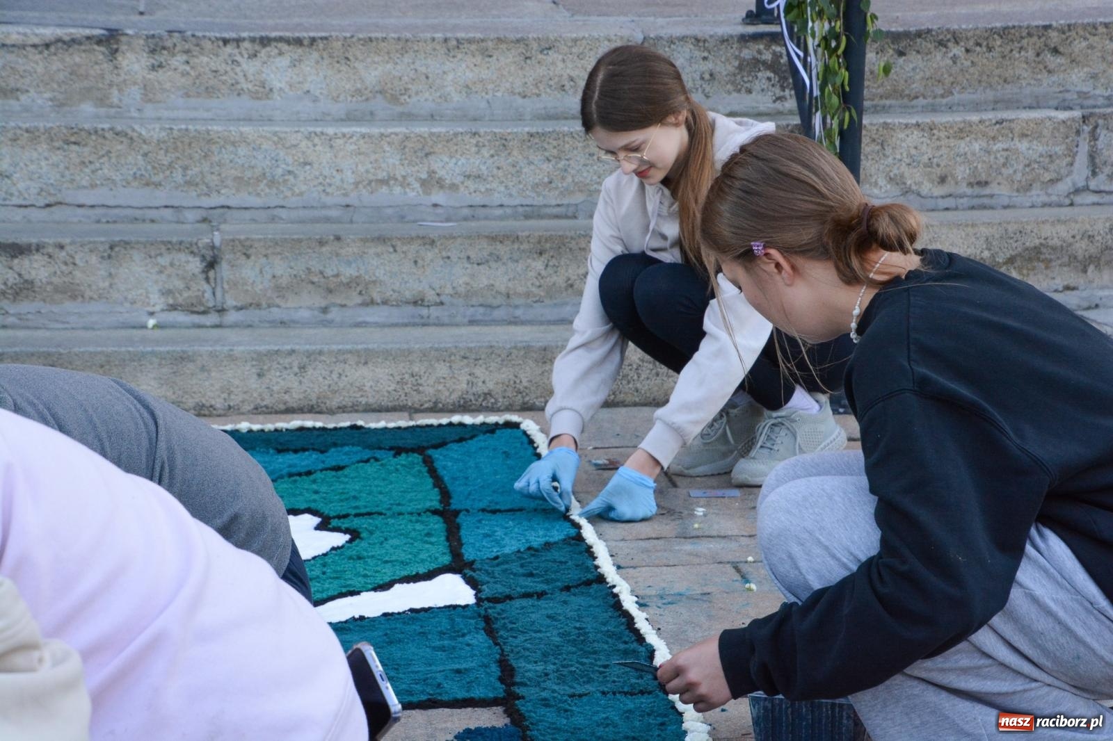 Zdjęcie w galerii na portalu naszraciborz.pl: W Brzeziu na Boże Ciało powstają prawdziwe dzieła sztuki [FOTO i WIDEO] wiadomości z regionu