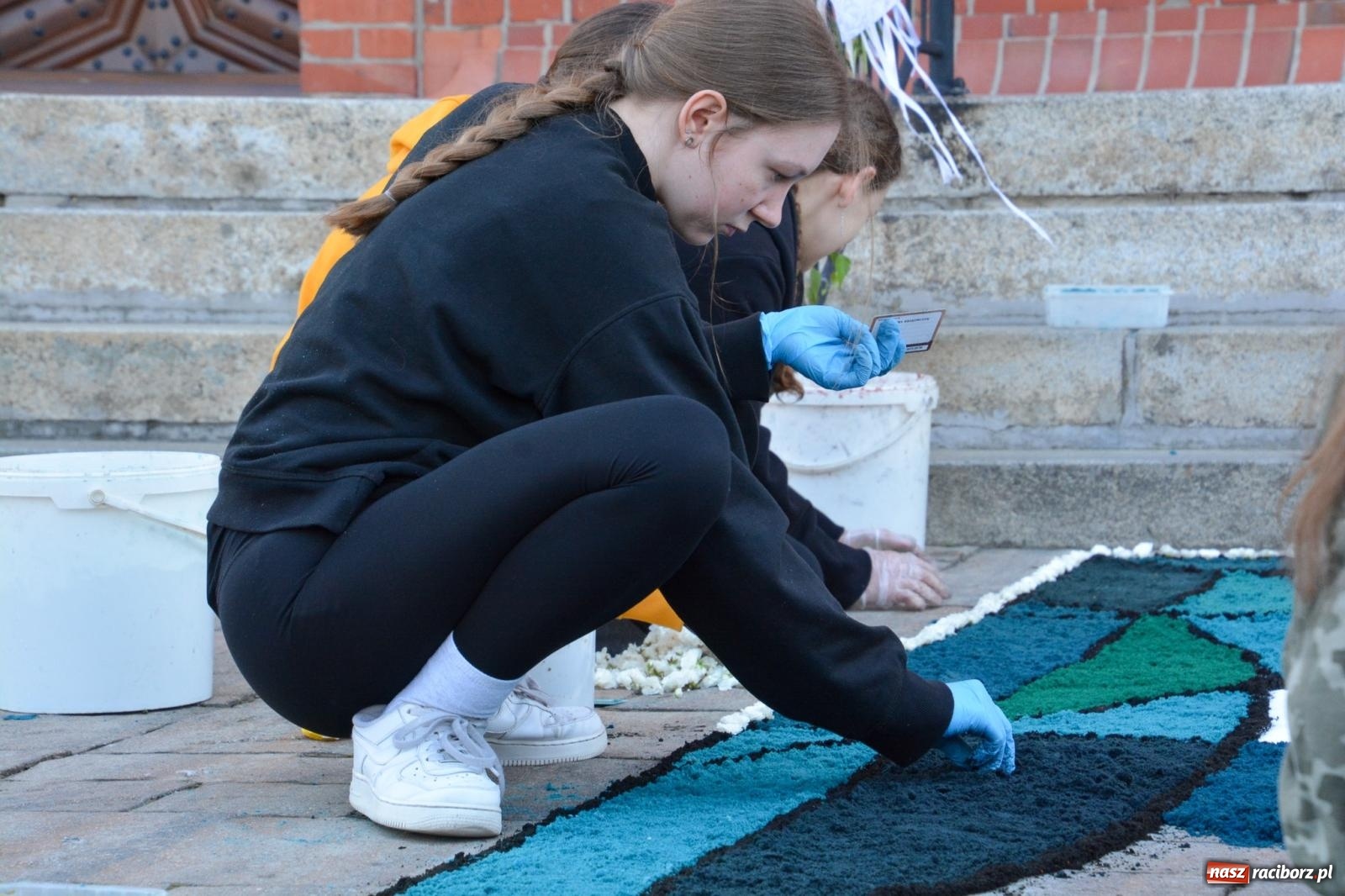 Zdjęcie w galerii na portalu naszraciborz.pl: W Brzeziu na Boże Ciało powstają prawdziwe dzieła sztuki [FOTO i WIDEO] wiadomości z regionu