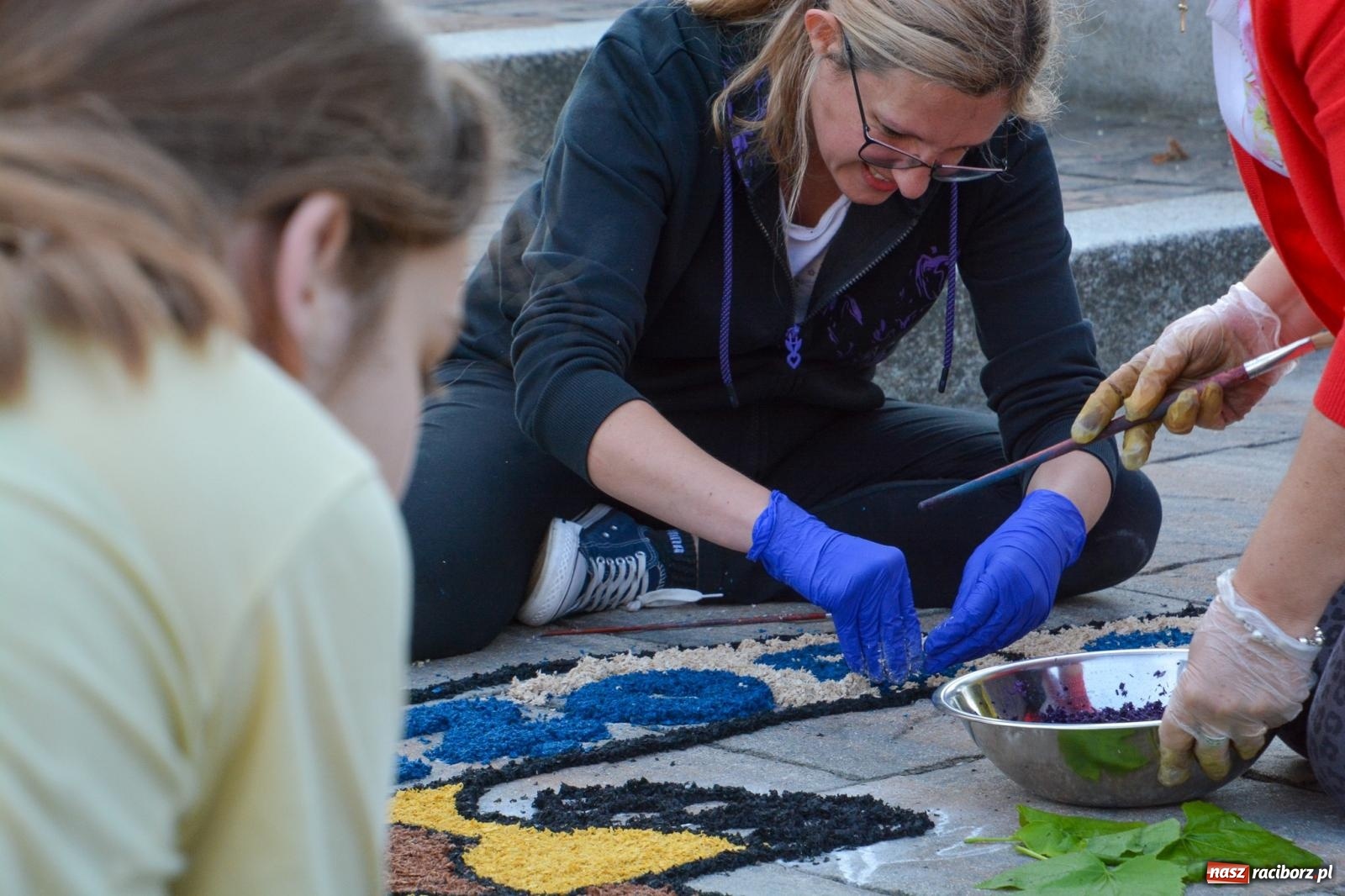 Zdjęcie w galerii na portalu naszraciborz.pl: W Brzeziu na Boże Ciało powstają prawdziwe dzieła sztuki [FOTO i WIDEO] wiadomości z regionu