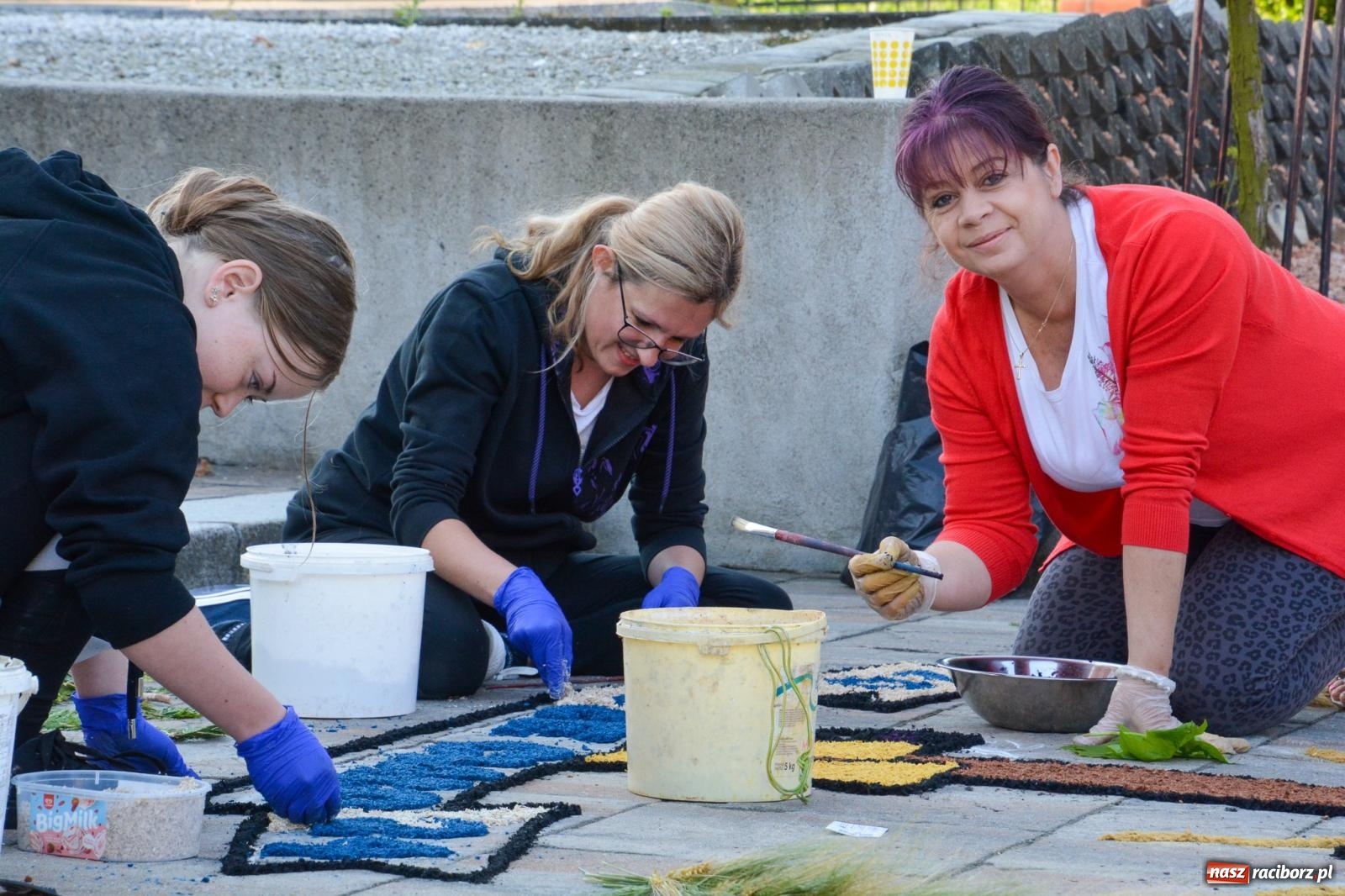 Zdjęcie w galerii na portalu naszraciborz.pl: W Brzeziu na Boże Ciało powstają prawdziwe dzieła sztuki [FOTO i WIDEO] wiadomości z regionu