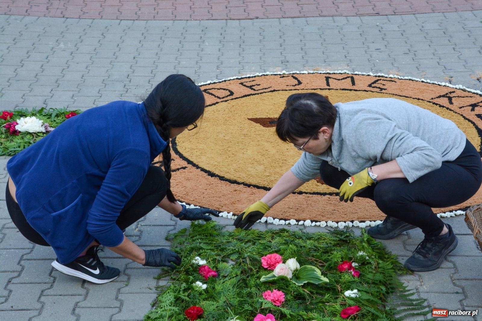 Zdjęcie w galerii na portalu naszraciborz.pl: W Brzeziu na Boże Ciało powstają prawdziwe dzieła sztuki [FOTO i WIDEO] wiadomości z regionu