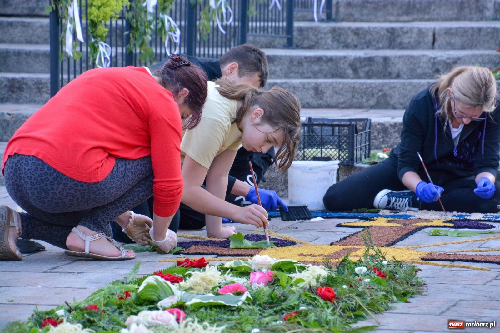 Zdjęcie w galerii na portalu naszraciborz.pl: W Brzeziu na Boże Ciało powstają prawdziwe dzieła sztuki [FOTO i WIDEO] wiadomości z regionu