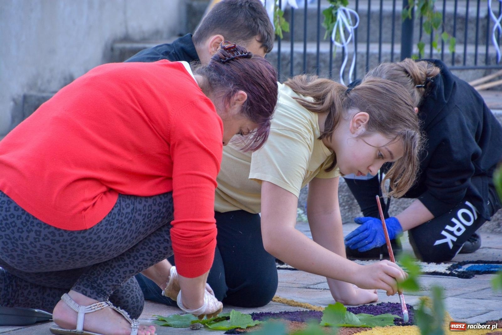 Zdjęcie w galerii na portalu naszraciborz.pl: W Brzeziu na Boże Ciało powstają prawdziwe dzieła sztuki [FOTO i WIDEO] wiadomości z regionu