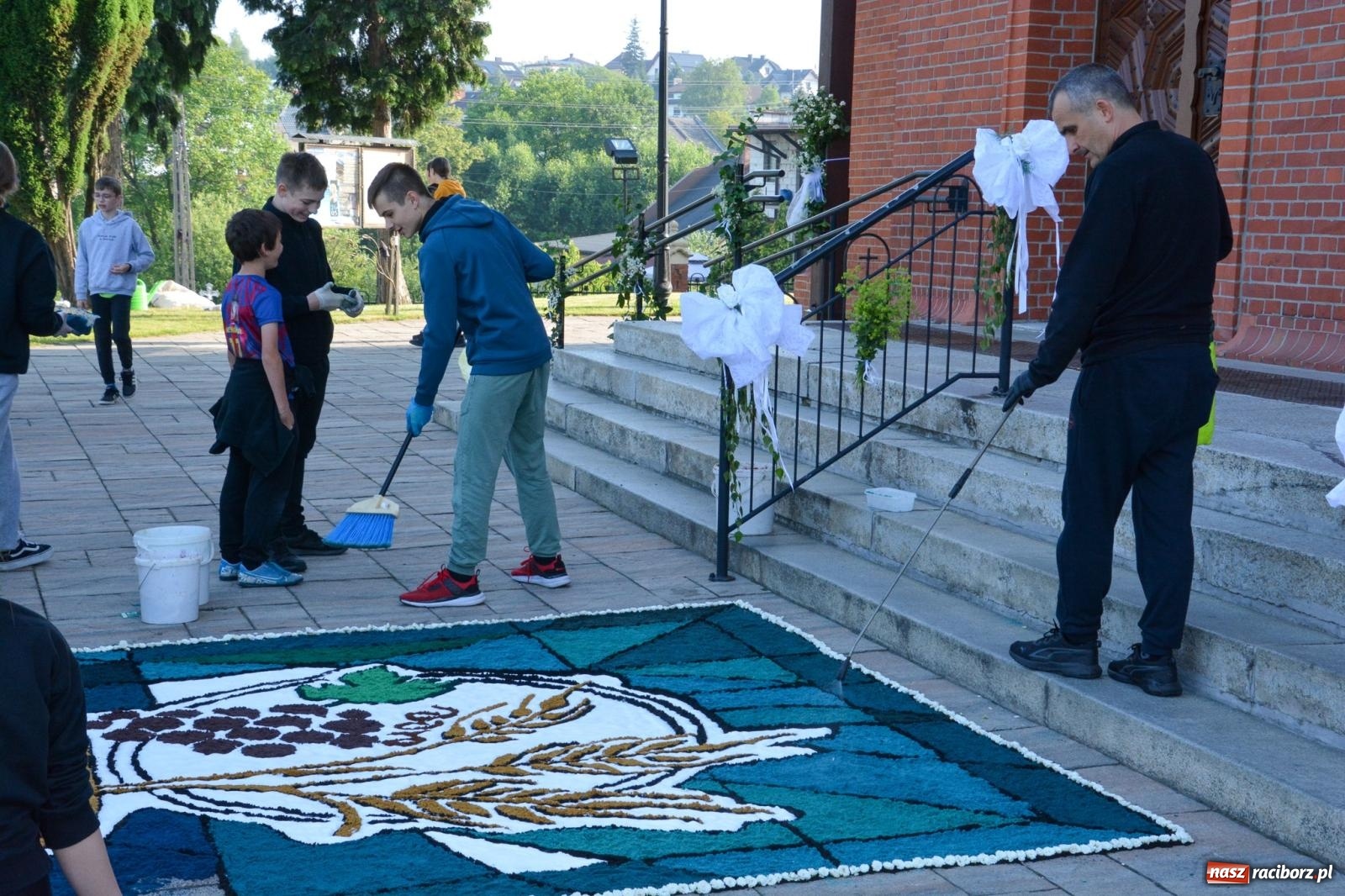 Zdjęcie w galerii na portalu naszraciborz.pl: W Brzeziu na Boże Ciało powstają prawdziwe dzieła sztuki [FOTO i WIDEO] wiadomości z regionu