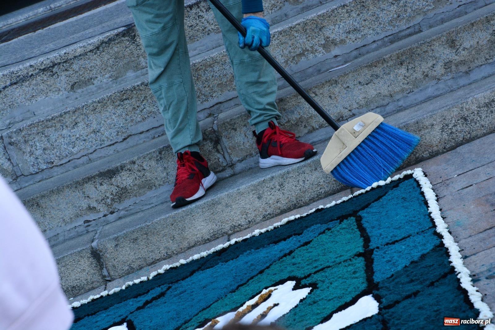 Zdjęcie w galerii na portalu naszraciborz.pl: W Brzeziu na Boże Ciało powstają prawdziwe dzieła sztuki [FOTO i WIDEO] wiadomości z regionu