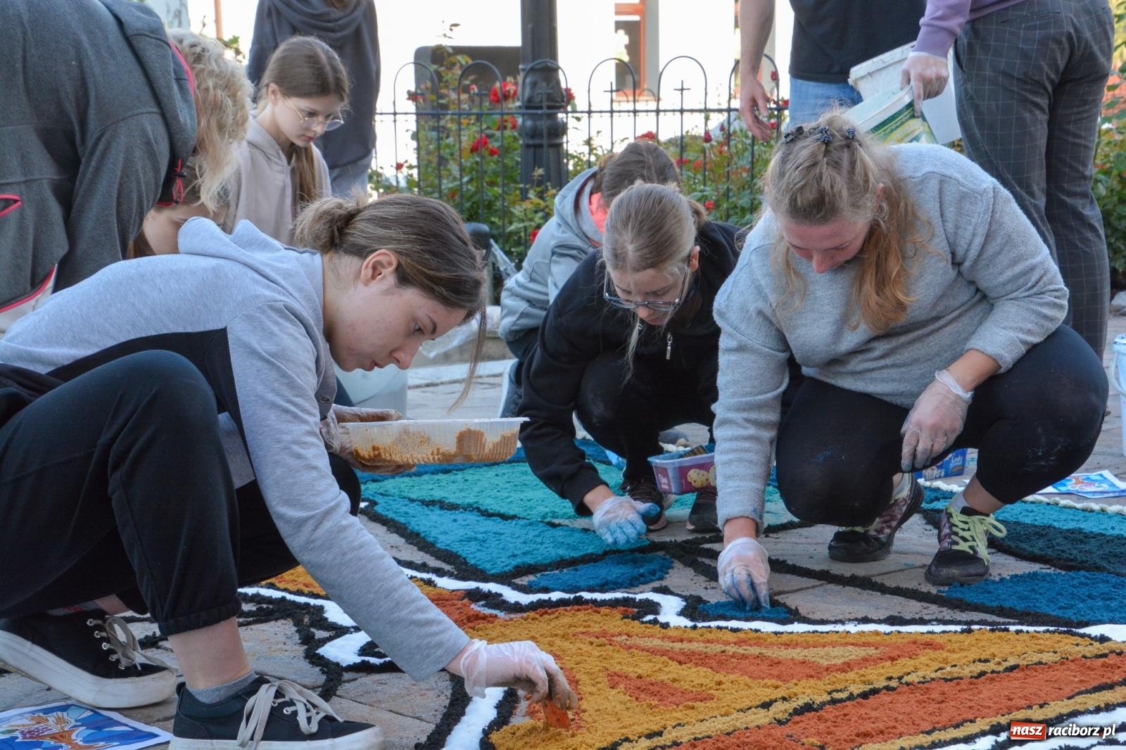 Zdjęcie w galerii na portalu naszraciborz.pl: W Brzeziu na Boże Ciało powstają prawdziwe dzieła sztuki [FOTO i WIDEO] wiadomości z regionu