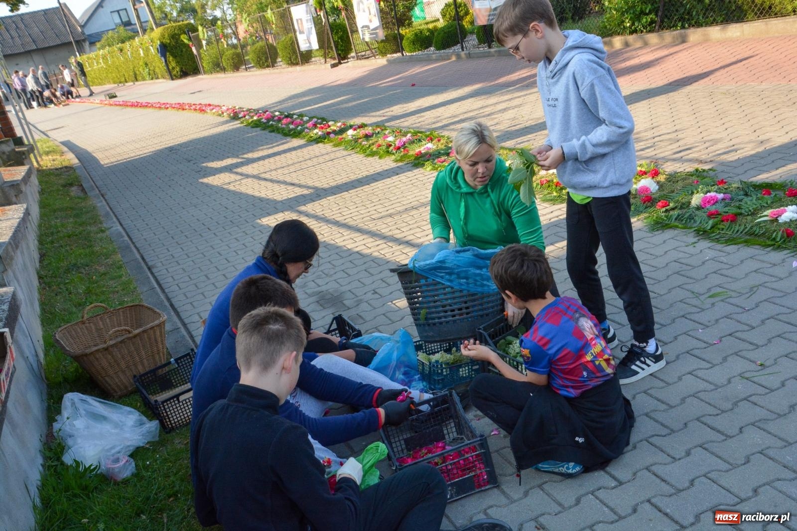 Zdjęcie w galerii na portalu naszraciborz.pl: W Brzeziu na Boże Ciało powstają prawdziwe dzieła sztuki [FOTO i WIDEO] wiadomości z regionu