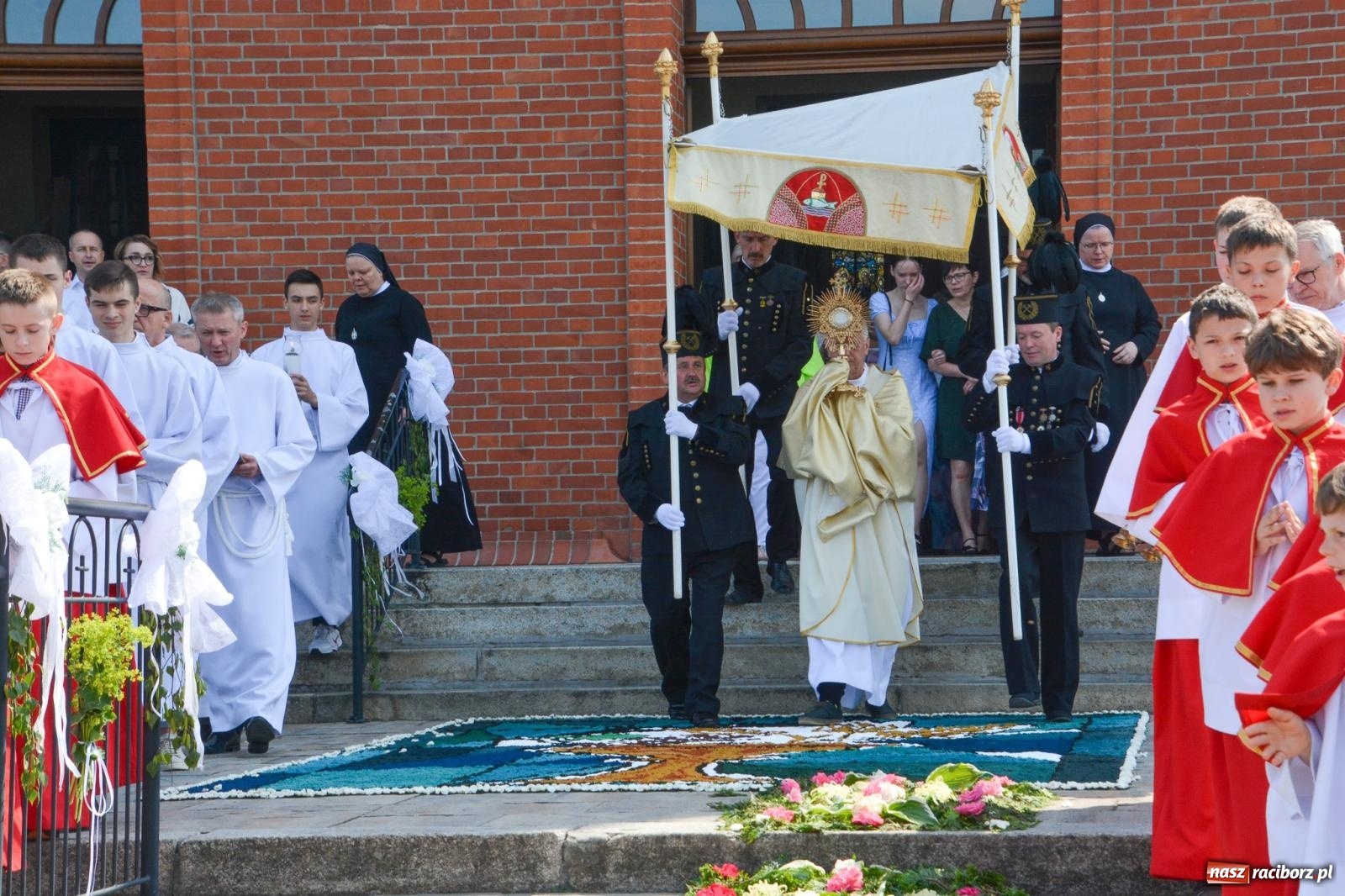 Zdjęcie w galerii na portalu naszraciborz.pl: Brzeskie Boże Ciało. Piękne śląskie akcenty [FOTO i WIDEO] wiadomości z regionu