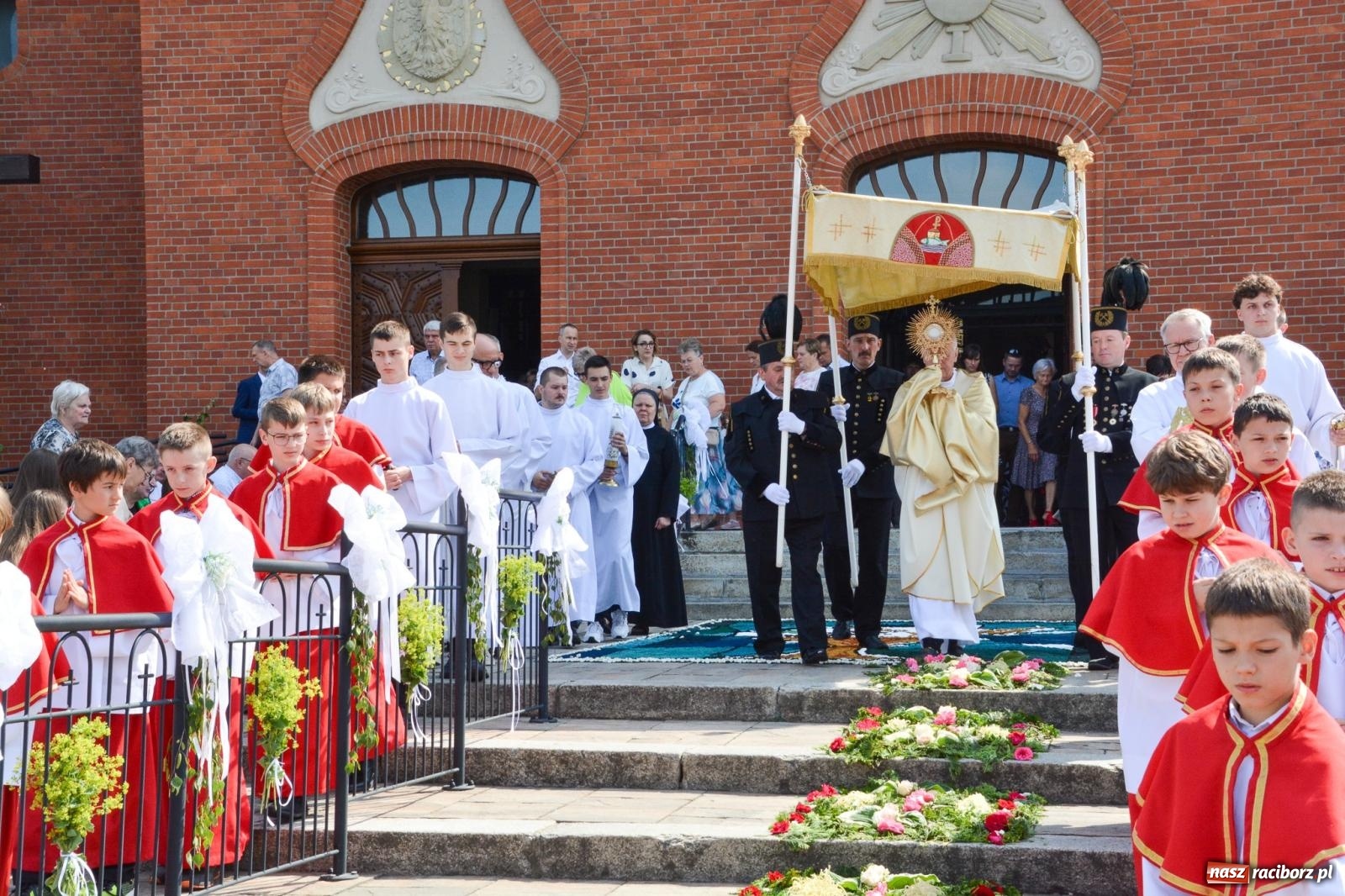 Zdjęcie w galerii na portalu naszraciborz.pl: Brzeskie Boże Ciało. Piękne śląskie akcenty [FOTO i WIDEO] wiadomości z regionu