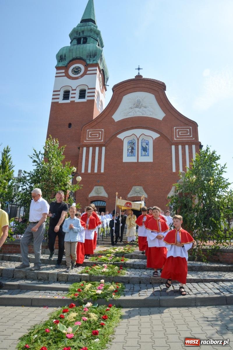 Zdjęcie w galerii na portalu naszraciborz.pl: Brzeskie Boże Ciało. Piękne śląskie akcenty [FOTO i WIDEO] wiadomości z regionu