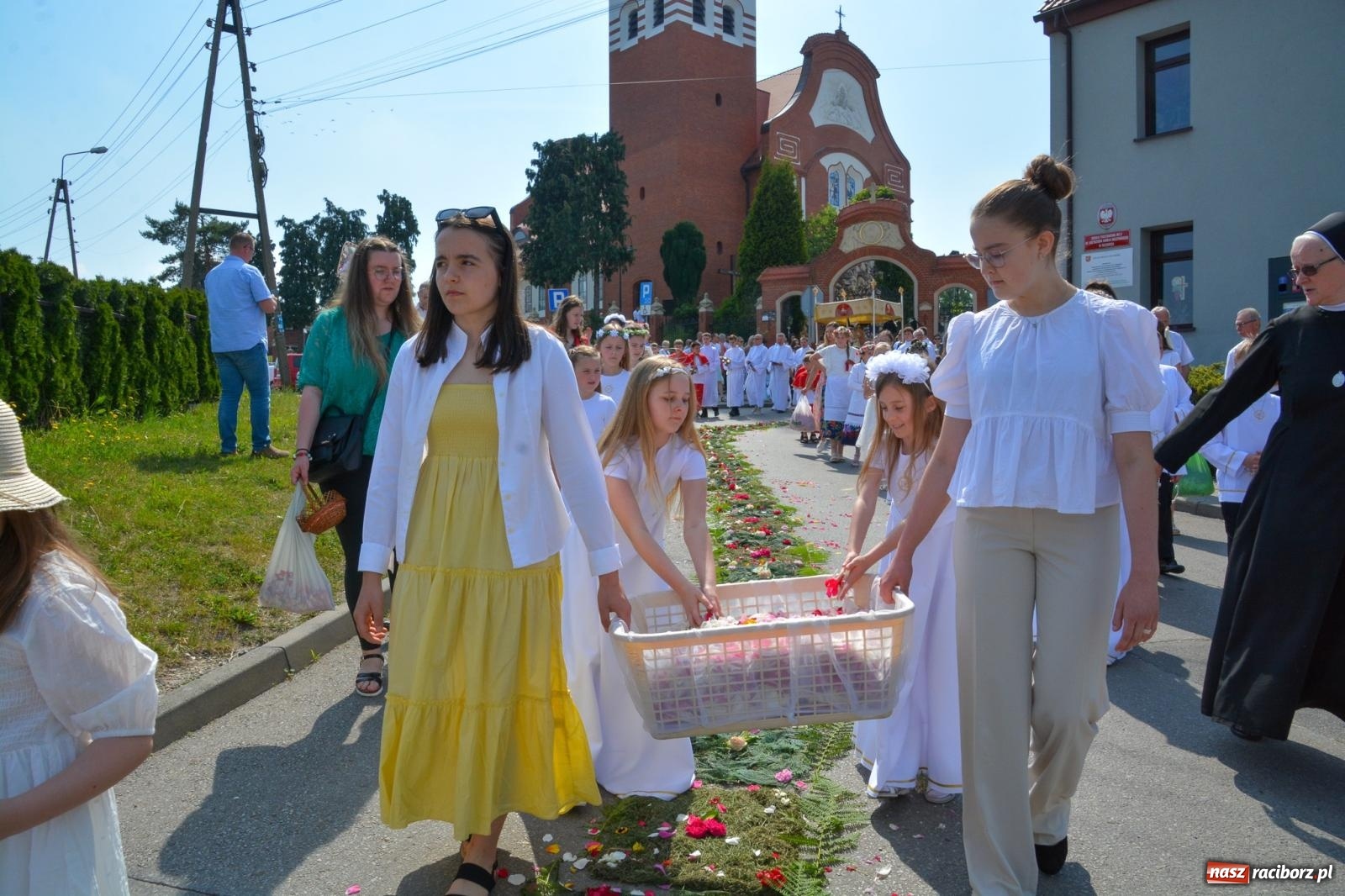 Zdjęcie w galerii na portalu naszraciborz.pl: Brzeskie Boże Ciało. Piękne śląskie akcenty [FOTO i WIDEO] wiadomości z regionu