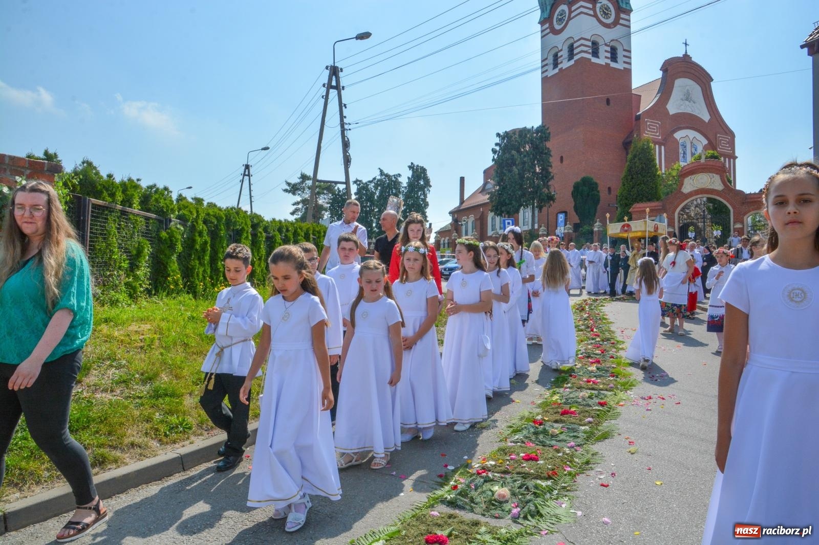 Zdjęcie w galerii na portalu naszraciborz.pl: Brzeskie Boże Ciało. Piękne śląskie akcenty [FOTO i WIDEO] wiadomości z regionu