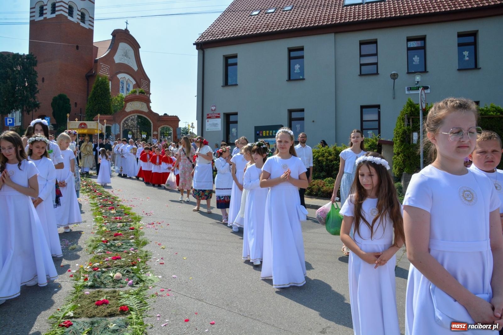 Zdjęcie w galerii na portalu naszraciborz.pl: Brzeskie Boże Ciało. Piękne śląskie akcenty [FOTO i WIDEO] wiadomości z regionu