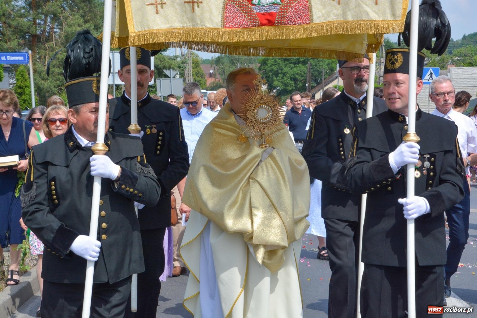Zdjęcie w galerii na portalu naszraciborz.pl: Brzeskie Boże Ciało. Piękne śląskie akcenty [FOTO i WIDEO] wiadomości z regionu