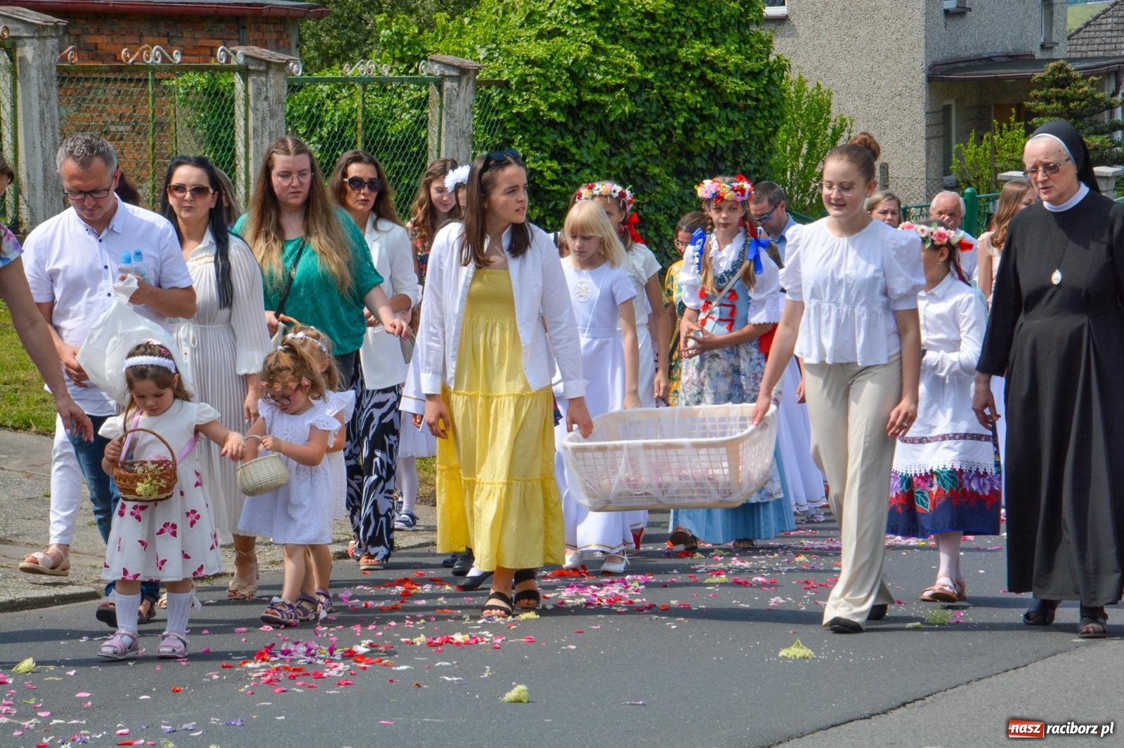 Zdjęcie w galerii na portalu naszraciborz.pl: Brzeskie Boże Ciało. Piękne śląskie akcenty [FOTO i WIDEO] wiadomości z regionu