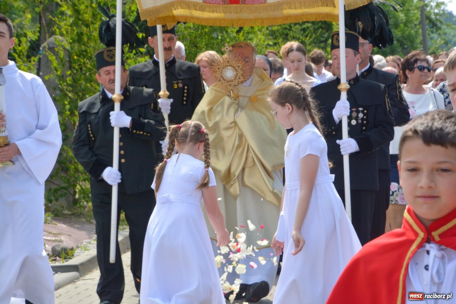 Zdjęcie w galerii na portalu naszraciborz.pl: Brzeskie Boże Ciało. Piękne śląskie akcenty [FOTO i WIDEO] wiadomości z regionu