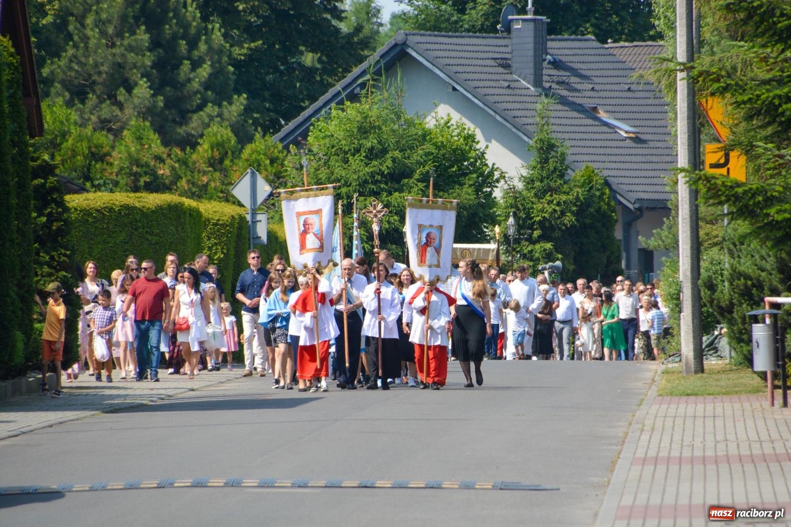 Zdjęcie w galerii na portalu naszraciborz.pl: Procesja Bożego Ciała na Ostrogu [FOTO i WIDEO] wiadomości z regionu