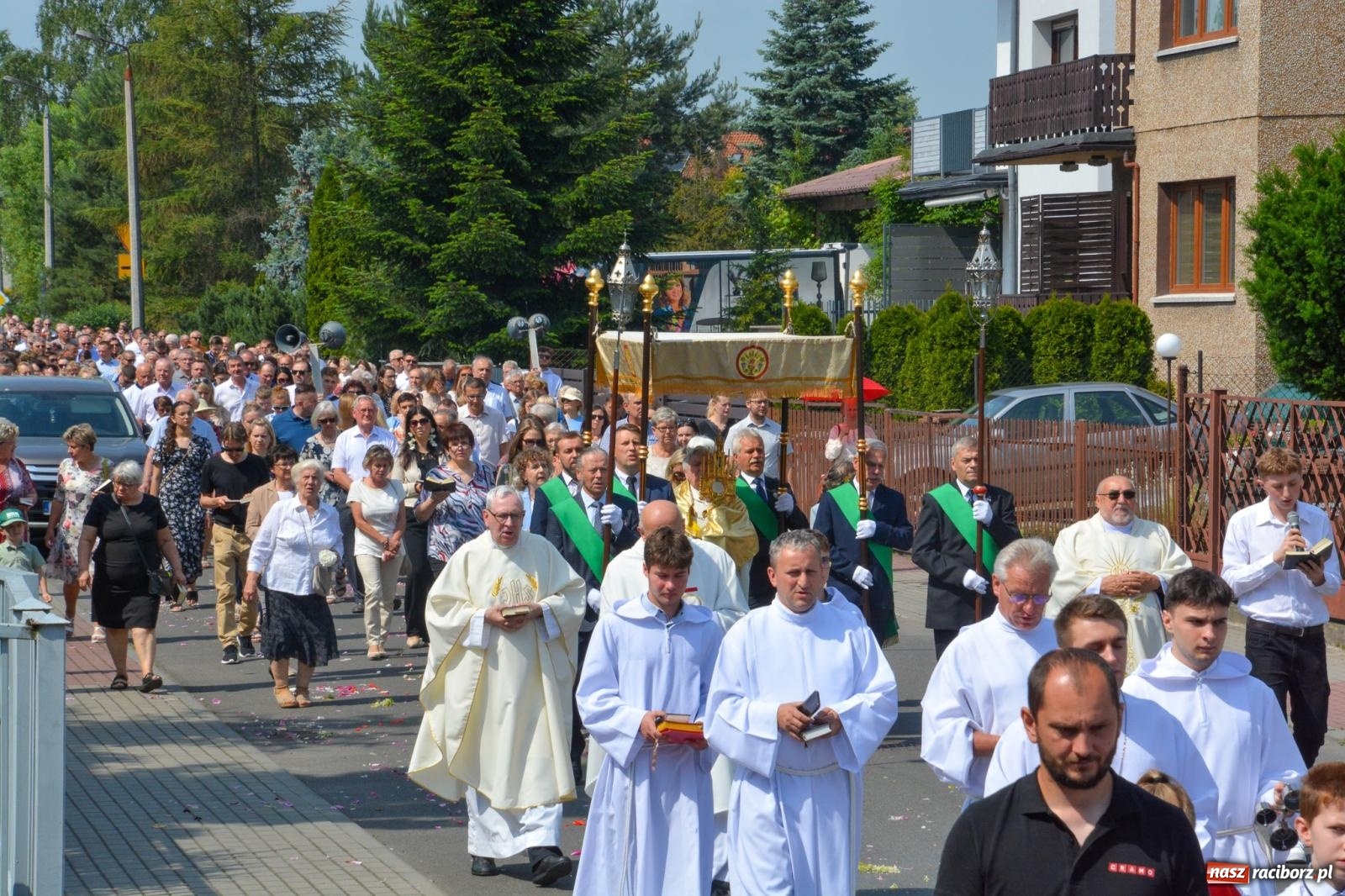Zdjęcie w galerii na portalu naszraciborz.pl: Procesja Bożego Ciała na Ostrogu [FOTO i WIDEO] wiadomości z regionu