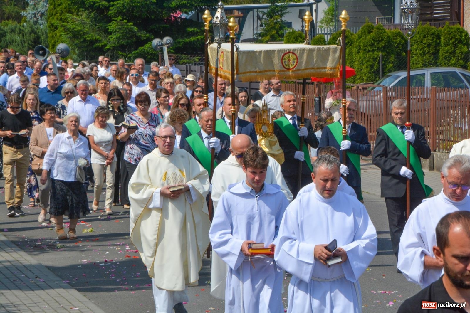 Zdjęcie w galerii na portalu naszraciborz.pl: Procesja Bożego Ciała na Ostrogu [FOTO i WIDEO] wiadomości z regionu
