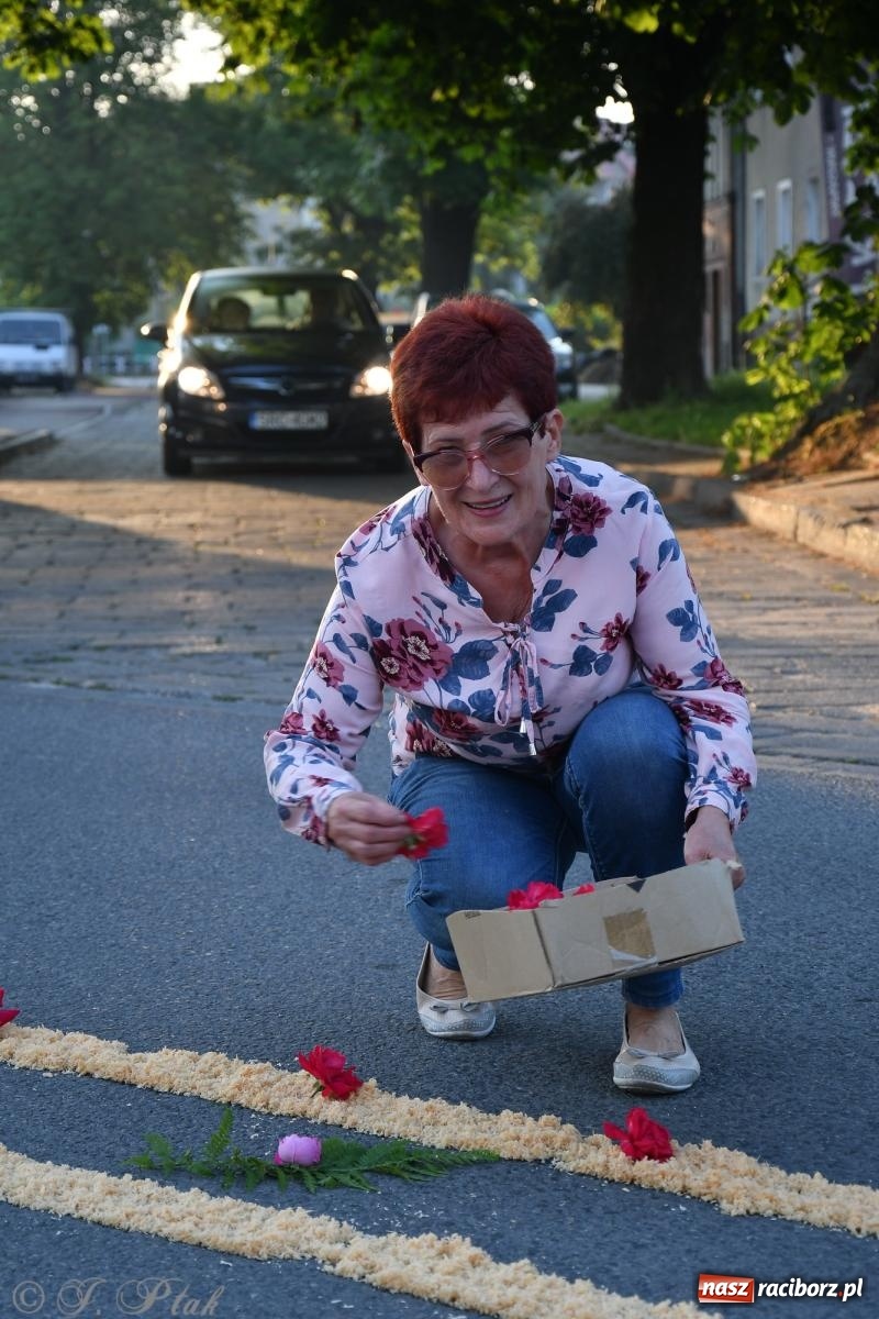 Zdjęcie w galerii na portalu naszraciborz.pl: To oni pięknie przystroili Nowe Zagrody i teren wokół kościoła Matki Bożej  wiadomości z regionu